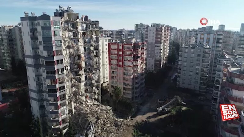 Yarısı yıkılan Mete Apartmanı drone ile görüntülendi