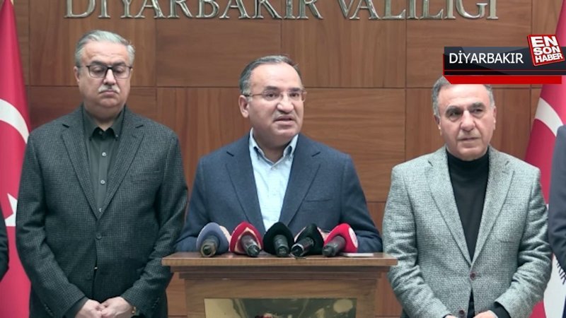 Bekir Bozdağ: Seccadeye ayak basmak saygısızlık
