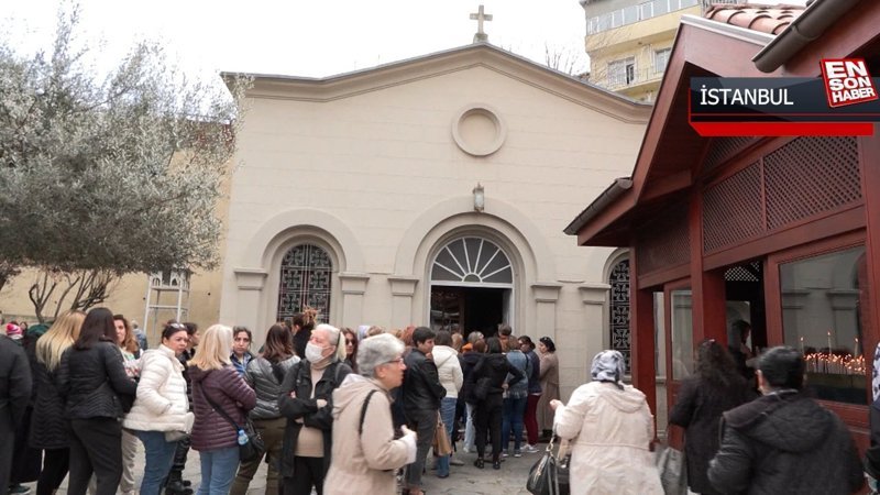 Fatih'te Ayın Biri Kilisesi'nde  metrelerce kuyruk