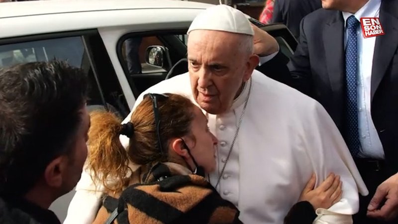 Papa, kendisi için ağlayan kadına sarıldı