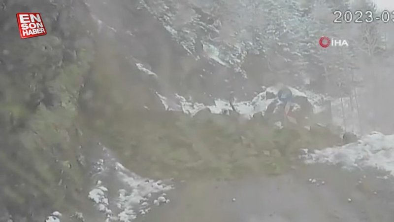 Artvin’in Ardanuç ilçesinde meydana gelen heyelan anı