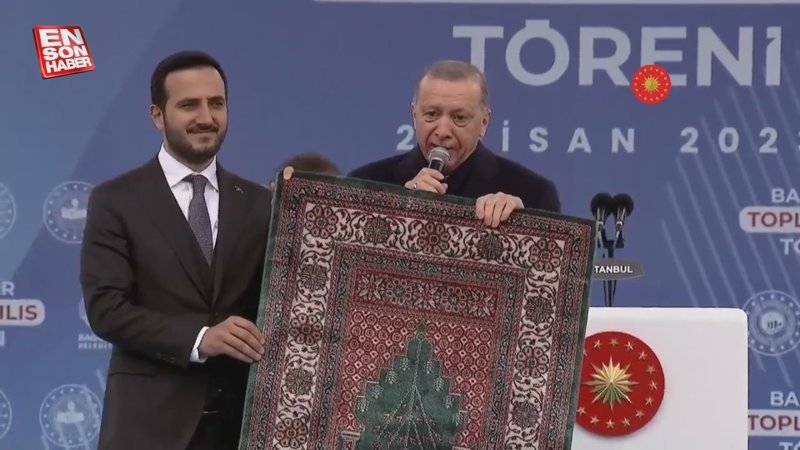 Cumhurbaşkanı Erdoğan’a seccade hediye edildi