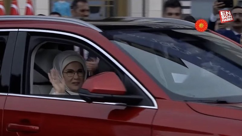 Cumhurbaşkanı Erdoğan teslim aldığı Togg'u kullandı