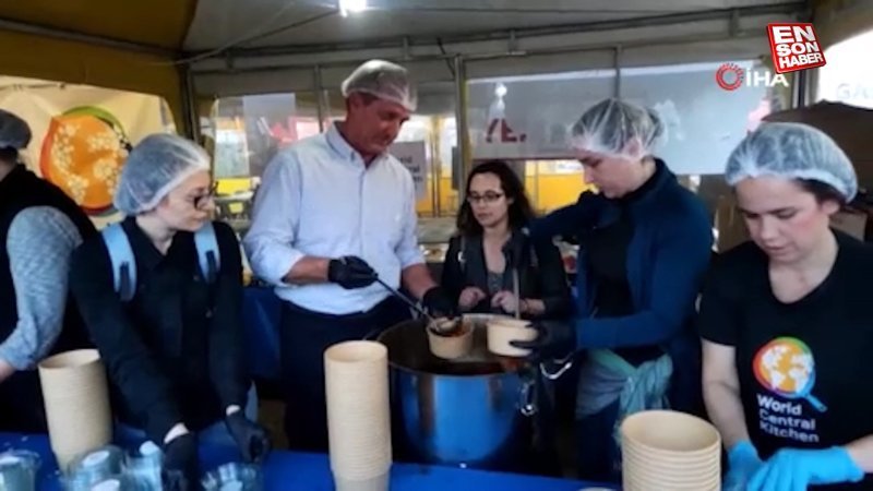 ABD Büyükelçisi Jeff Flake Gaziantep'te iftarda yemek dağıttı