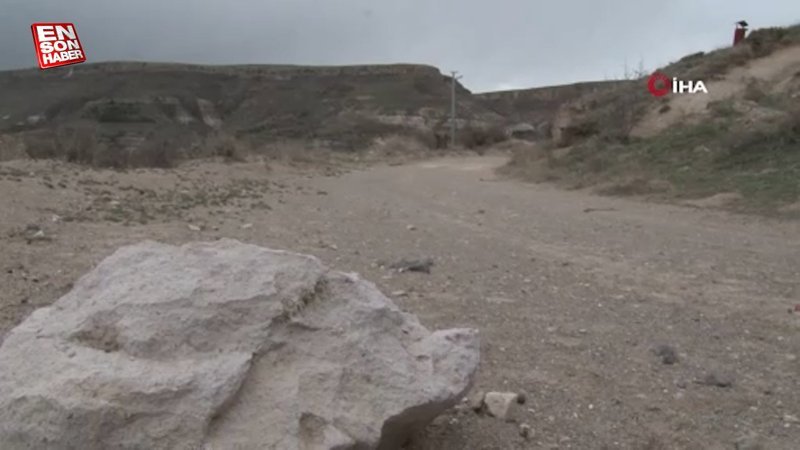 Deprem sonrası kopan kayalar köye kadar indi