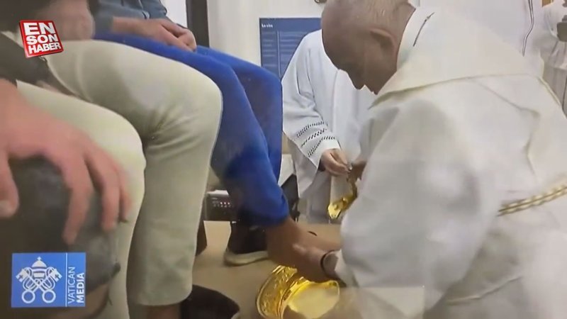 Papa Francis mahkumların ayaklarını yıkadı