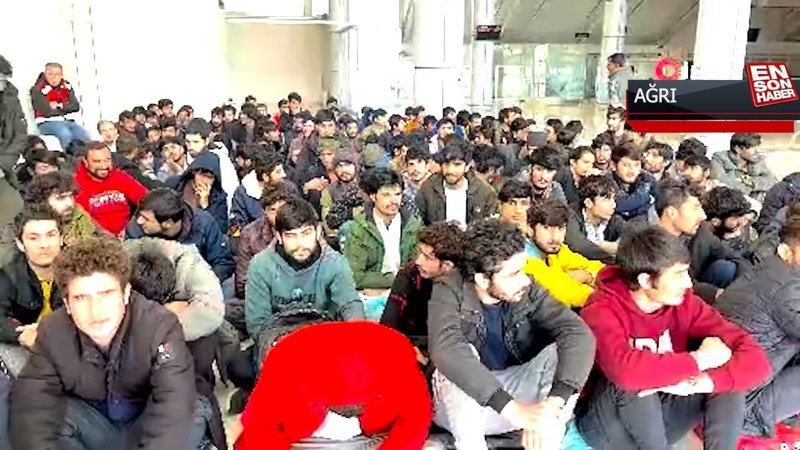 Ağrı'da 138 Afgan göçmen sınır dışı edildi