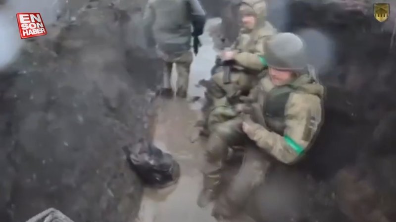 Bahmut'ta çamur içindeki Ukrayna askerleri ve kaçan Rus güçleri görüntülendi