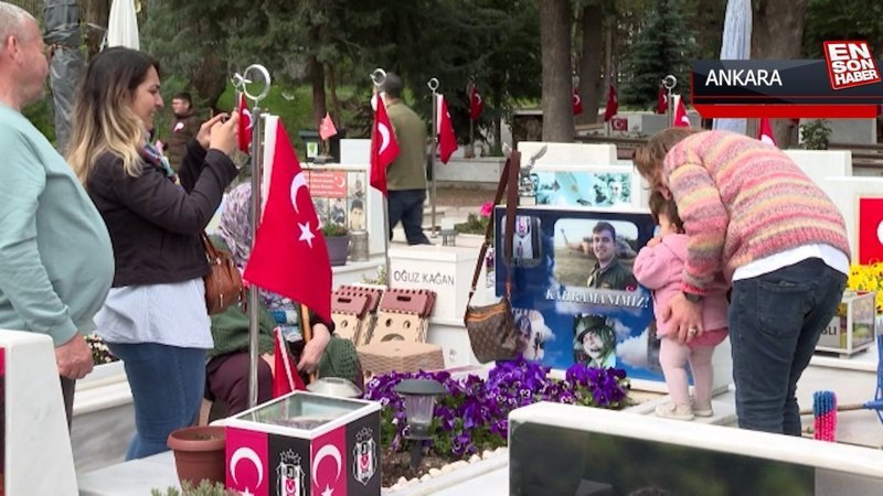 Şehit yakınları ve gaziler bayram arifesinde Cebeci Askeri Şehitliği'ni ziyaret etti