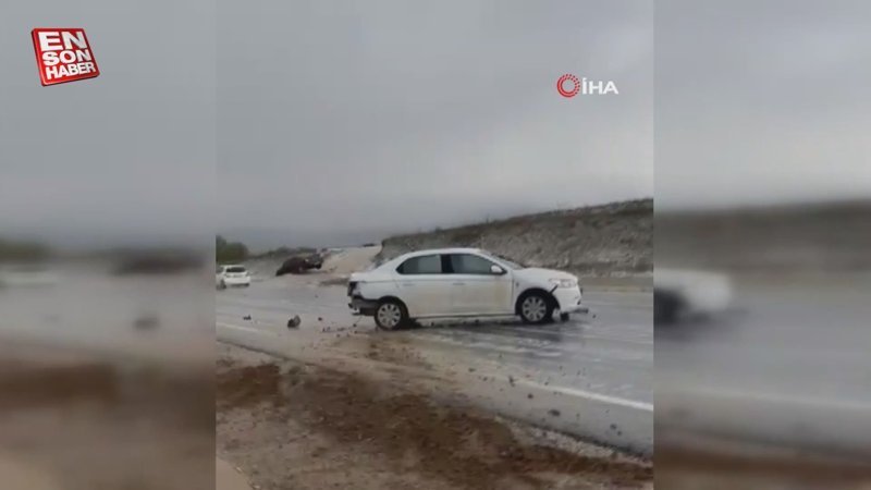 Çorum'da 6 aracın karıştığı zincirleme kaza anı