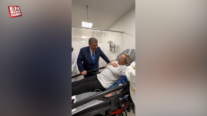 Bakan Fahrettin Koca'dan hastalara bayram ziyareti