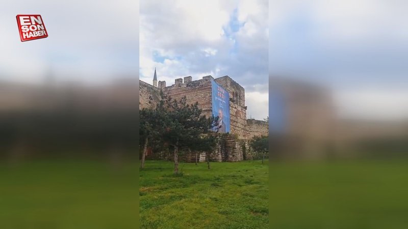 İstanbul Surlarına asılan Erdoğan ve Kılıçdaroğlu afişi