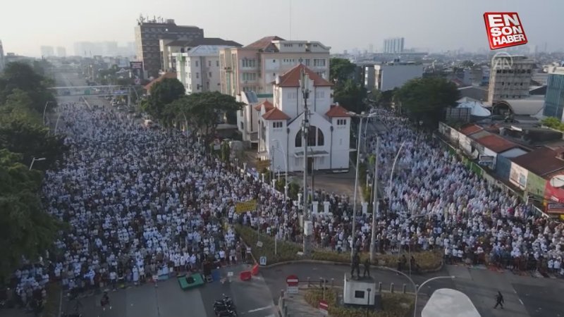 Ramazan Bayramı'nı cumartesi karşılayan ülkelerdeki Müslümanlar namazda buluştu