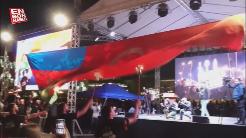 Ermenistan'da küstah provokasyon: Türk bayrağını yaktılar