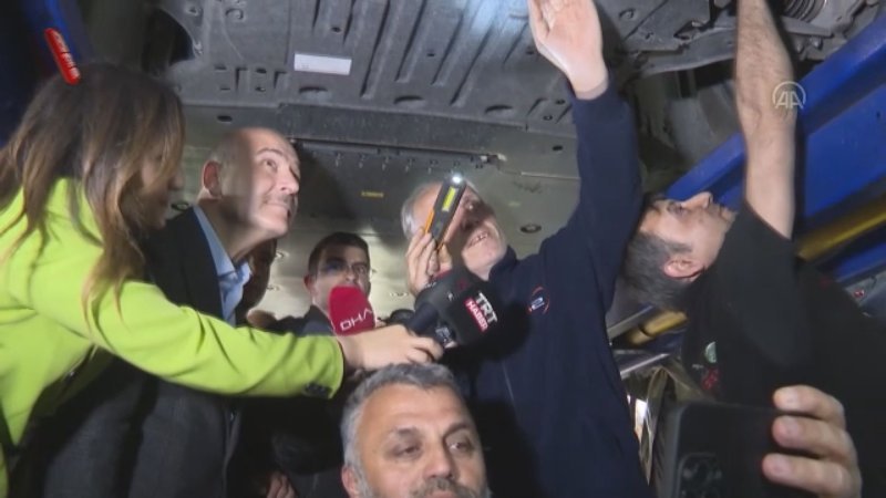 Oto sanayi ustaları Bakan Soylu'nun makam aracı olarak kullandığı Togg'u inceledi