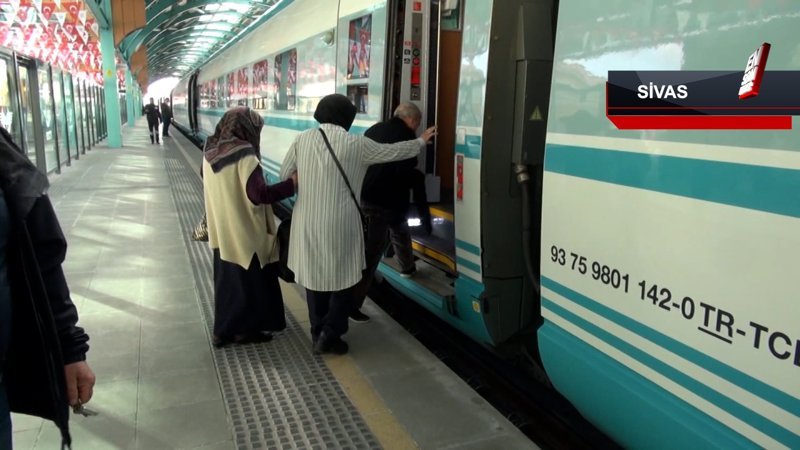 Ankara-Sivas Yüksek Hızlı Treni (YHT) bu sabah ücretsiz  ilk seferini gerçekleştirdi.