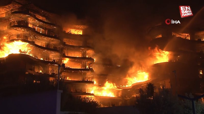 İzmir'de 4 bloklu bir sitede büyük yangın