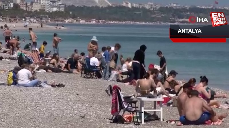 Antalya'da bahar sıcaklığı sahilleri doldurdu