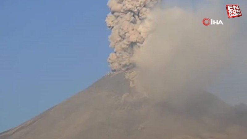 Meksika'daki Popocatepetl Yanardağı'ndan kül yağışı