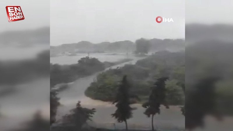 Mersin'i dolu ve sağanak vurdu: Yollar dereye döndü