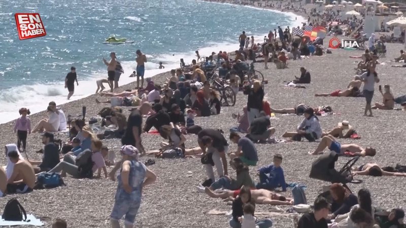 Konyaaltı sahilinde hafta sonu yoğunluğu