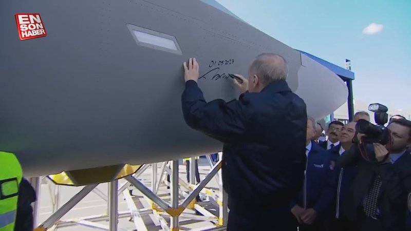 Cumhurbaşkanı Erdoğan, 'KAAN'a imzasını attı