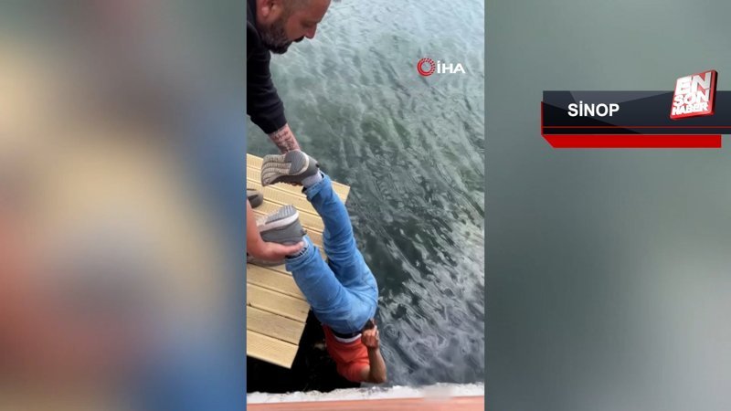 Denize düşürdüğü telefonunu kurtarmak için arkadaşını denize sarkıttı