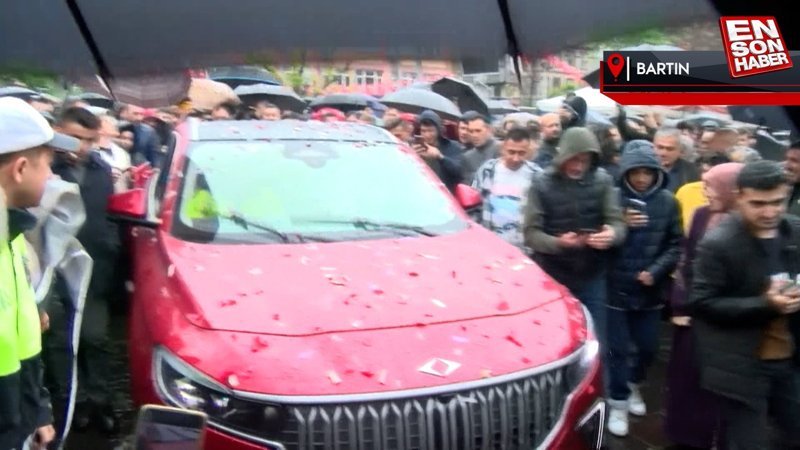 Bartın'da yağmur altında Togg ilgisi