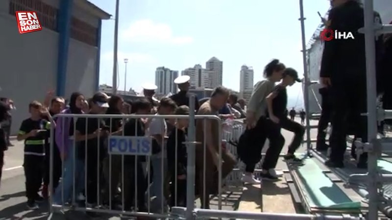 İzmir'de TCG Anadolu kuyruğu