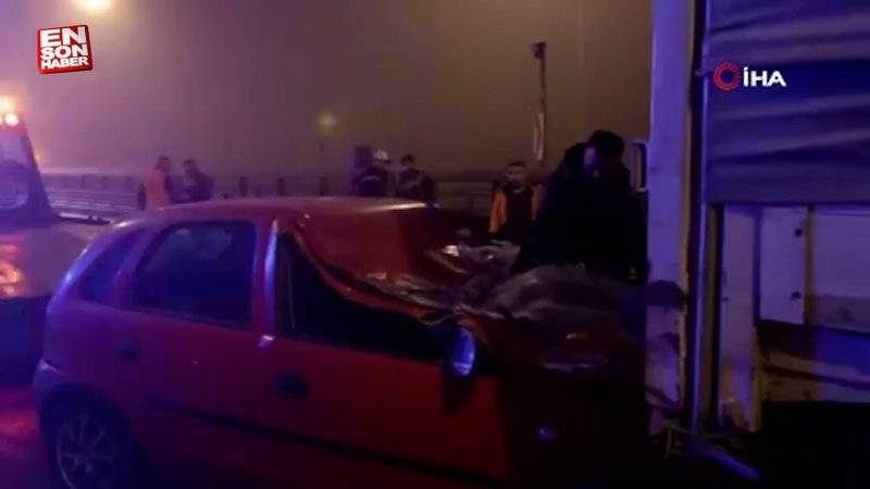 Bolu'da otomobil tıra ok gibi saplandı