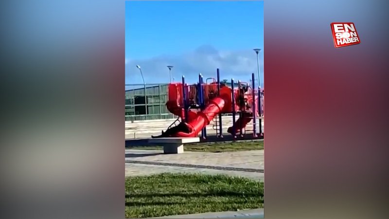 Şili Devlet Başkanı Gabriel Boric, çocuk parkında kaydırakta sıkıştı