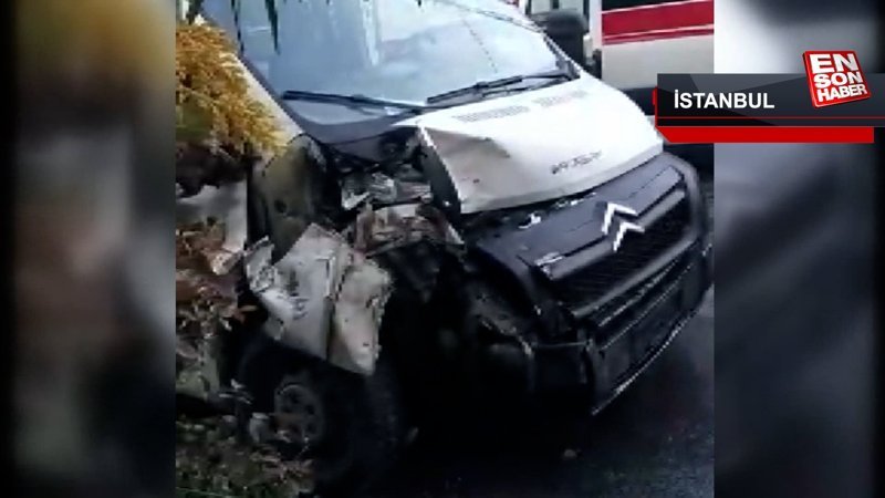 Pendik’te servis aracı park halindeki 8 araca çarptı