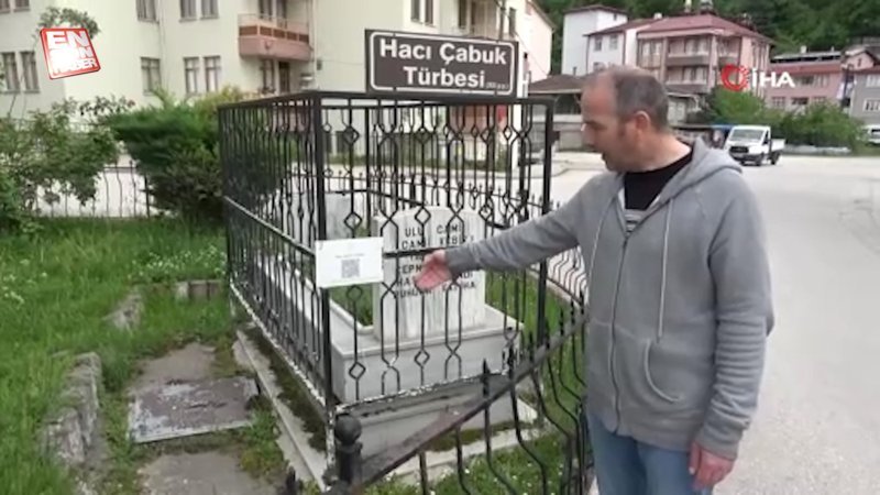 Tokat'ta kepçenin kaldıramadığı mezar, 30 yıldır kavşakta