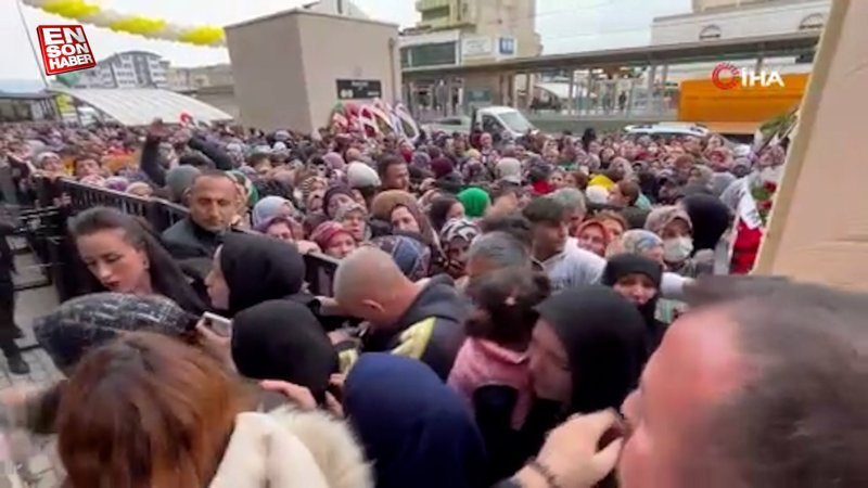 Bursa’da ucuzluk izdihamı: Birbirlerini ezip dükkanı talan ettiler