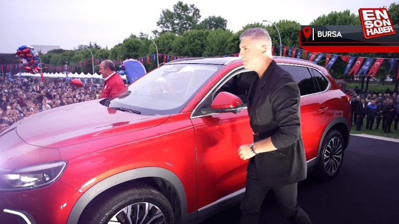 Özcan Deniz, sahneye Togg ile çıktı