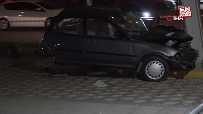 Kocaeli'de makas atarken ağaca çarpan otomobil ikiye bölündü