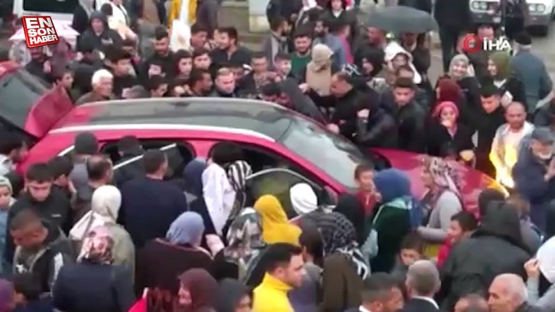 Sivas'ta vatandaşlar yağmurun altında saatlerce Togg’u beklediler