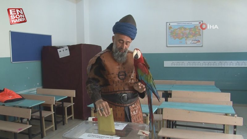 İstanbul'da oy kullanmaya omzundaki papağanıyla gitti