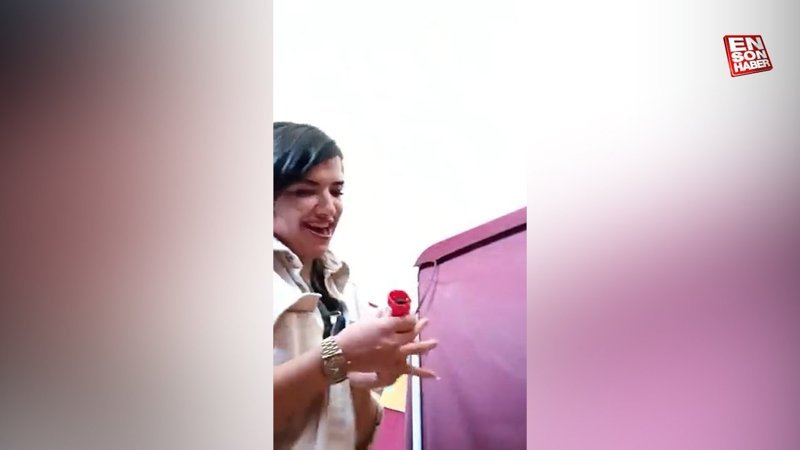 Oy kullanırken mührü kıran vatandaşlar