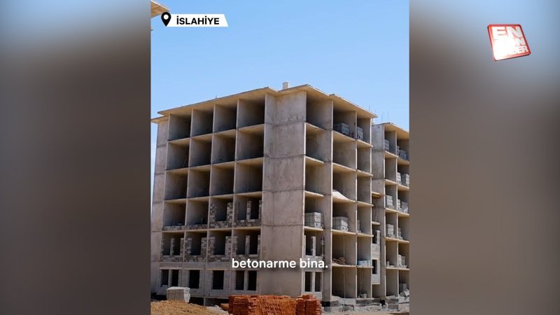 İslahiye’deki afet konutlarının çatısı göründü