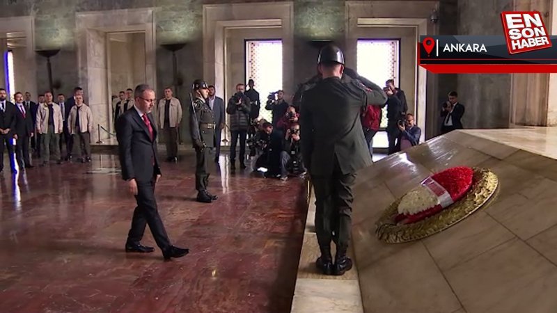 Bakan Kasapoğlu 19 Mayıs törenlerinde Anıtkabir'i ziyaret etti