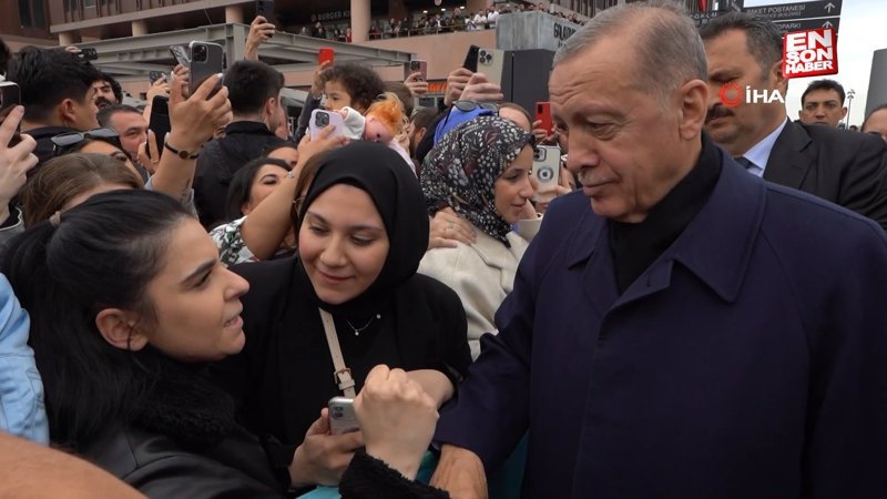 Cumhurbaşkanı Erdoğan, Galataport'ta vatandaşlarla fotoğraf çekildi