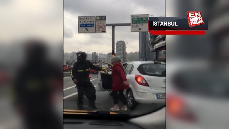 Esenyurt’ta otomobil sürücüsü ile kuryenin kavgası kamerada