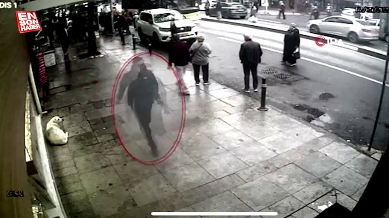 İstanbul'da bıçaklı ev sahibi dehşeti kamerada