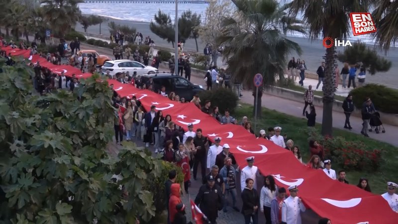 Samsun'da 1919 metrelik dev Türk bayrağıyla yürüyüş gerçekleştirildi