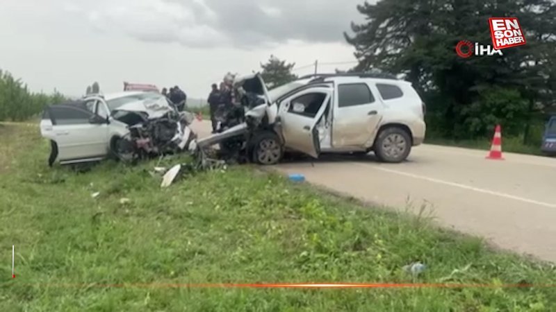 Isparta’da otomobillerin kafa kafaya çarpıştığı feci kaza