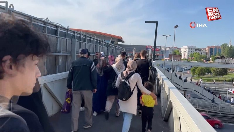 Bahçelievler’de metrobüse ulaşım kuyruğu üst geçidi kilitledi