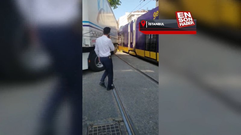 Zeytinburnu'nda tramvay tırın dorsesine çarptı