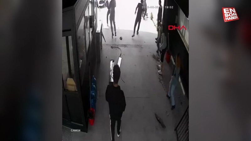 Güngören'nde iş yerine giren otomobil hızla kaçtı