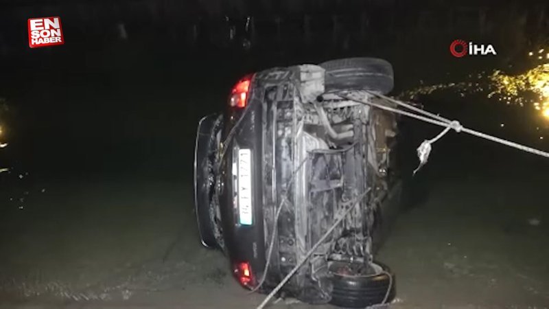 Adana’da otomobil sulama kanalına düştü